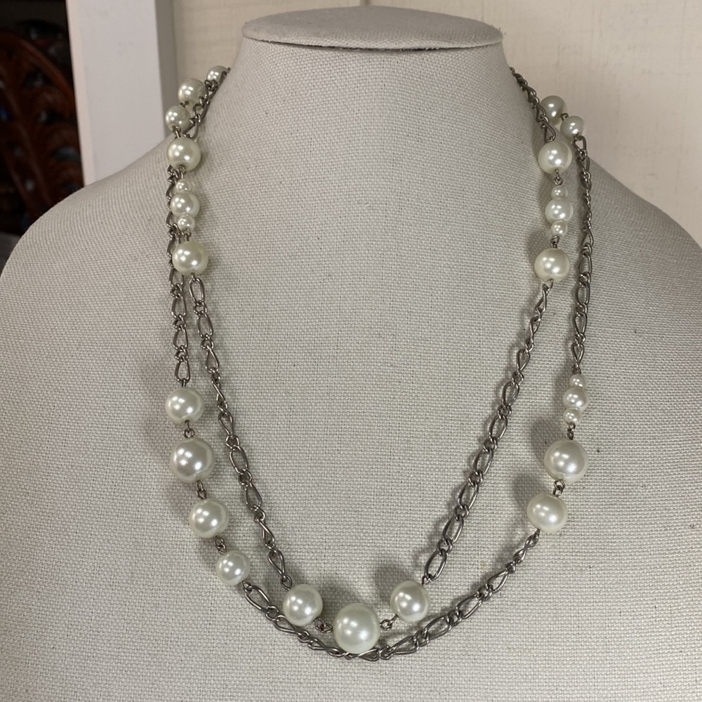 Pearl bead and silver chain station style necklace